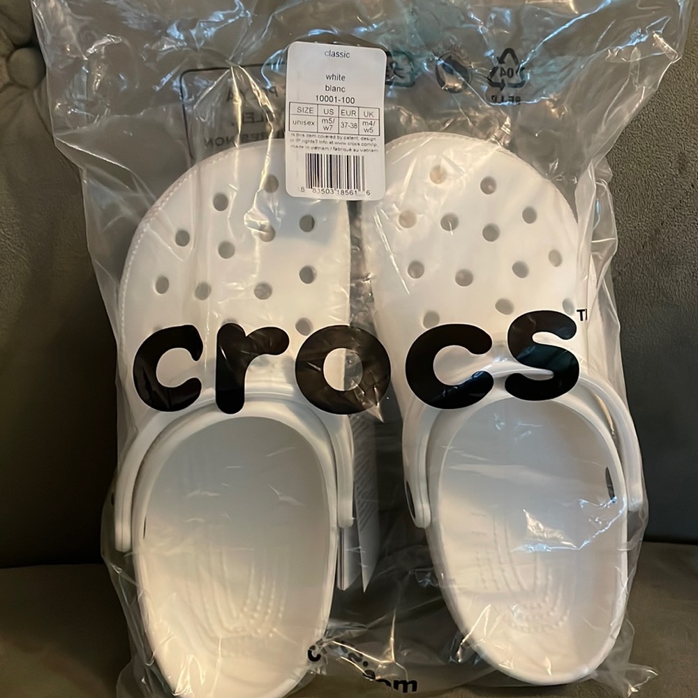 White Crocs Women’s size  7 / Male size 5. Brand new